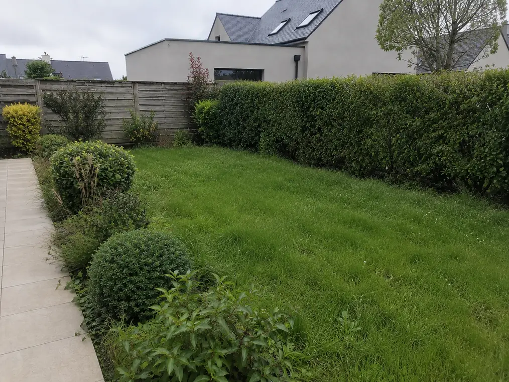 Jardin avant un passage d'entretien mensuel à Saint-Grégoire