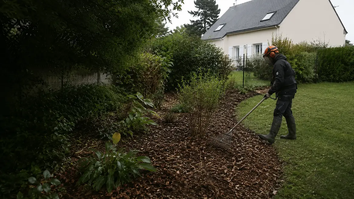 Installation de paillage dans un massif en Ille-et-Vilaine par Terra Paysage