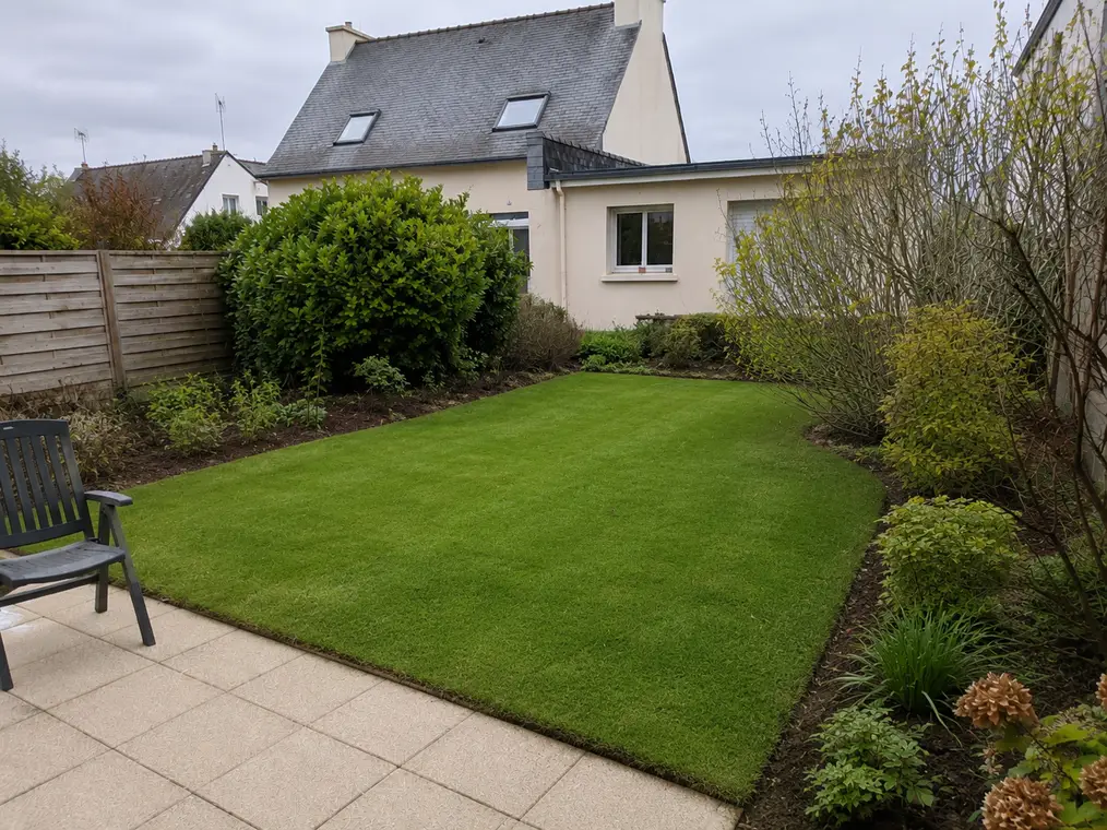 Jardin propre et dégagé après une remise au propre à Saint-Grégoire