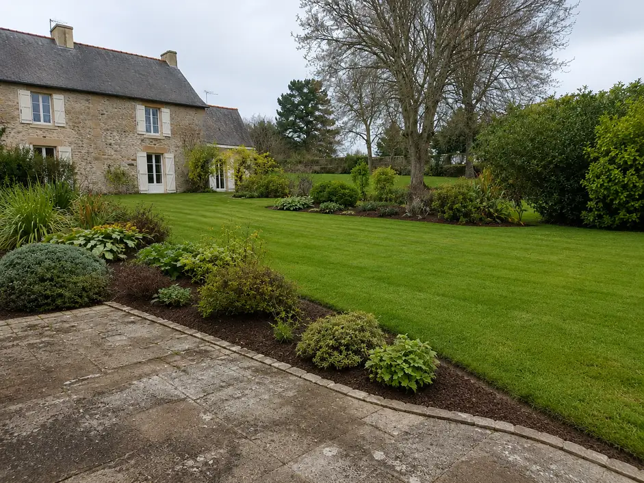Jardin autour d'une piscine après une remise au propre à Chantepie