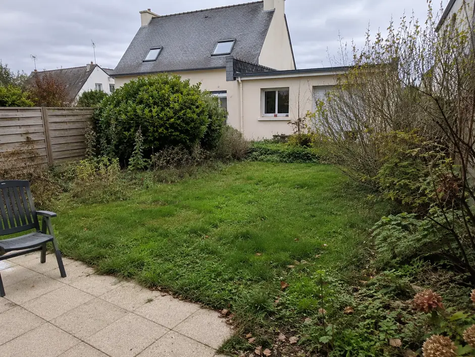 Jardin envahi avant une remise au propre à Saint-Grégoire
