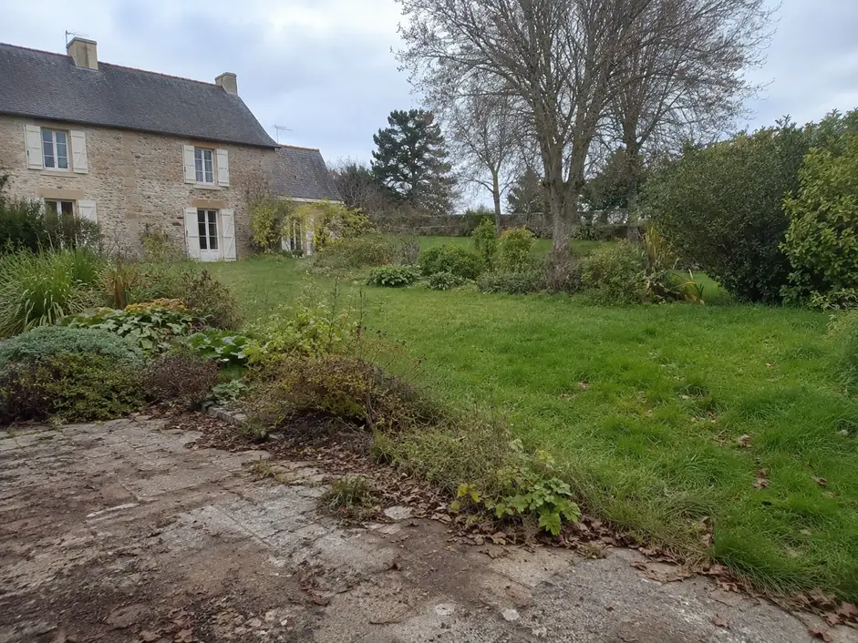 Jardin délaissé avant une remise au propre à Chantepie