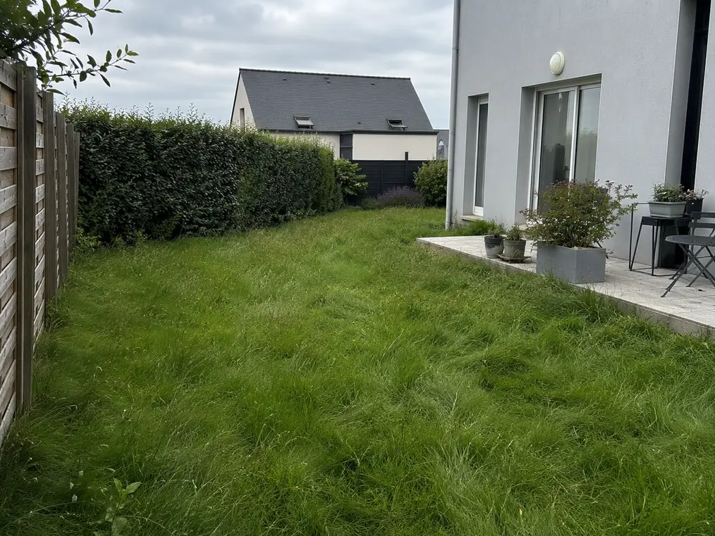 Pelouse avec herbe haute avant tonte à Saint-Grégoire