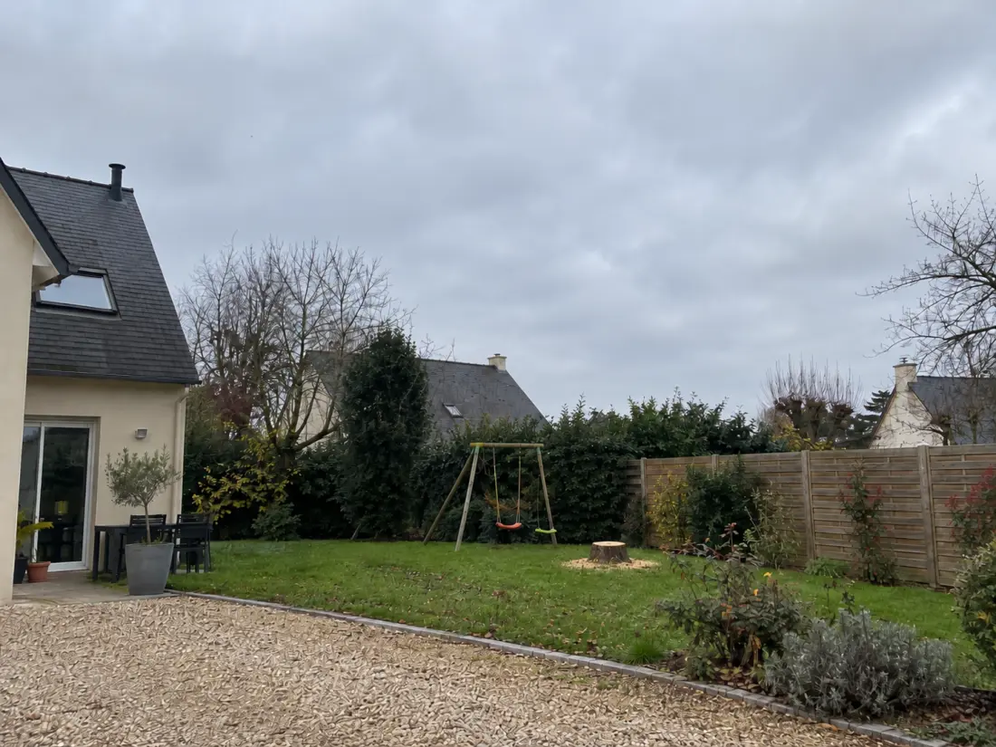 Jardin propre après abattage d'un arbre mort